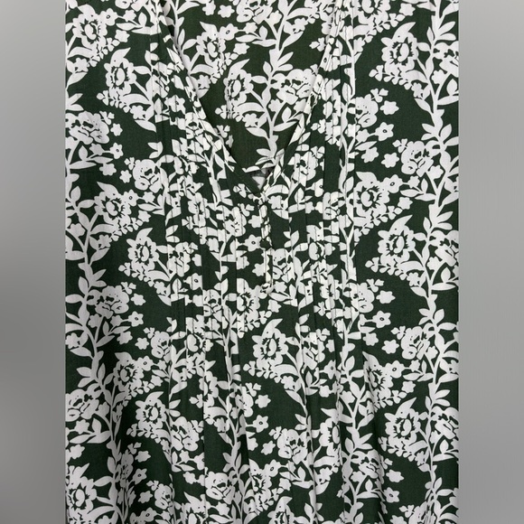 NEW Fun2Fun Green White Ditsy Floral Maley Pleated V-Neck Blouse Size‎ XS 0670 - Picture 2 of 9